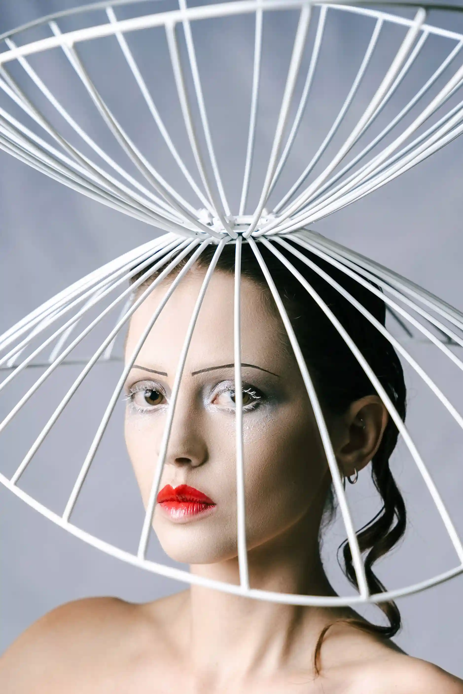 Modella con copricapo geometrico