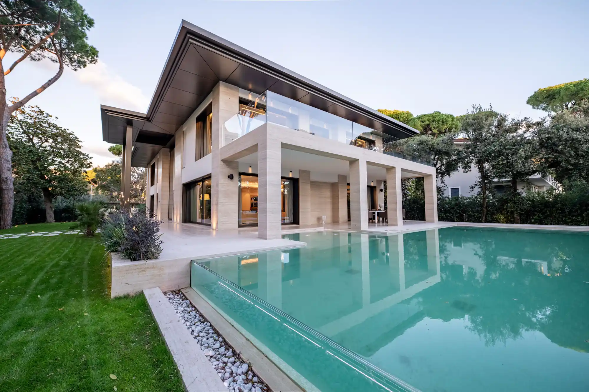 MC Be Spoke — Vista esterna villa di lusso con piscina