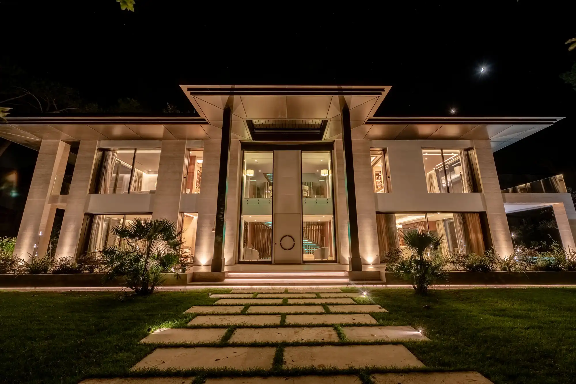 MC Be Spoke — Vista esterna villa di notte