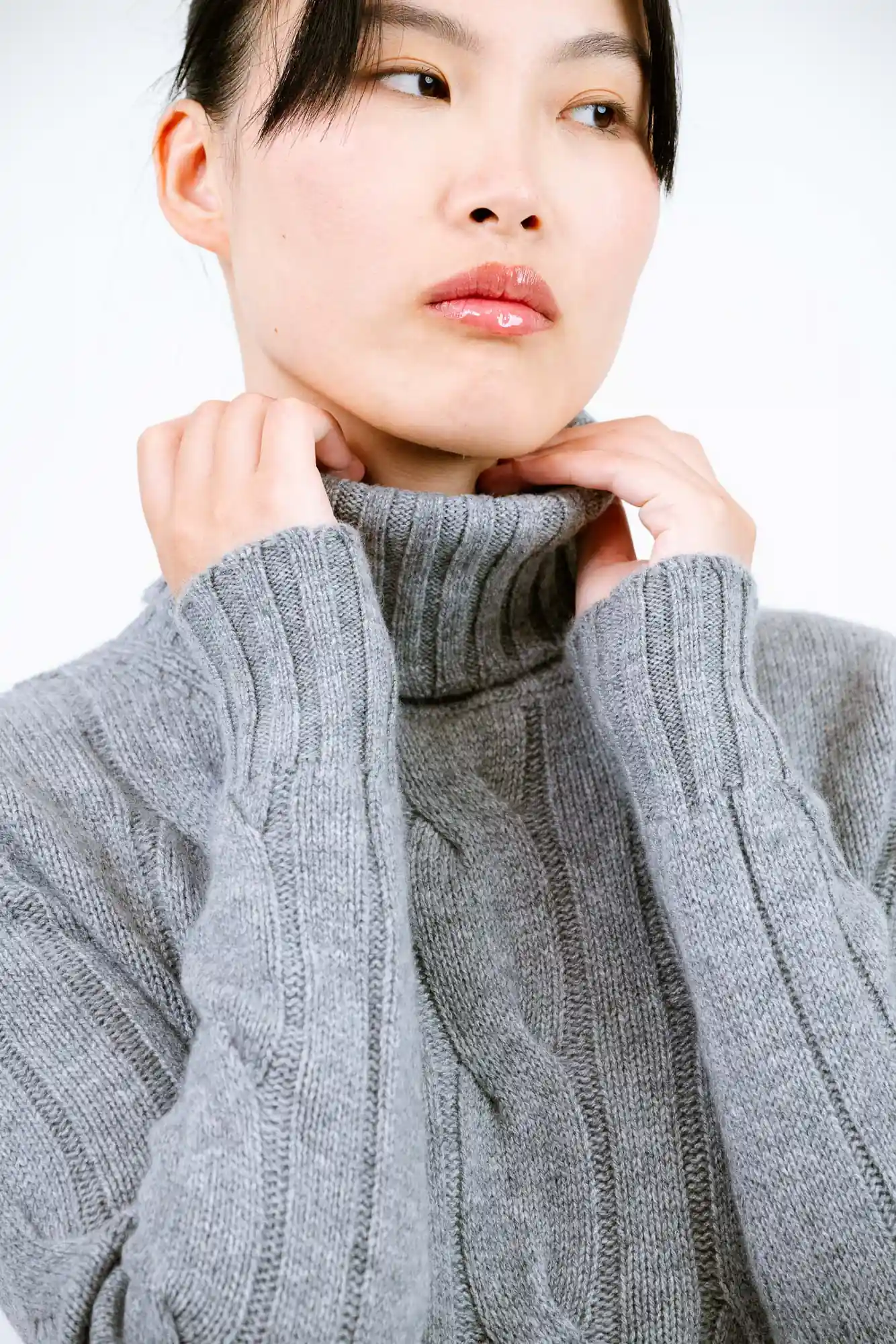 Modella con maglione a collo alto grigio in puro cashmere Maison Cashmere
