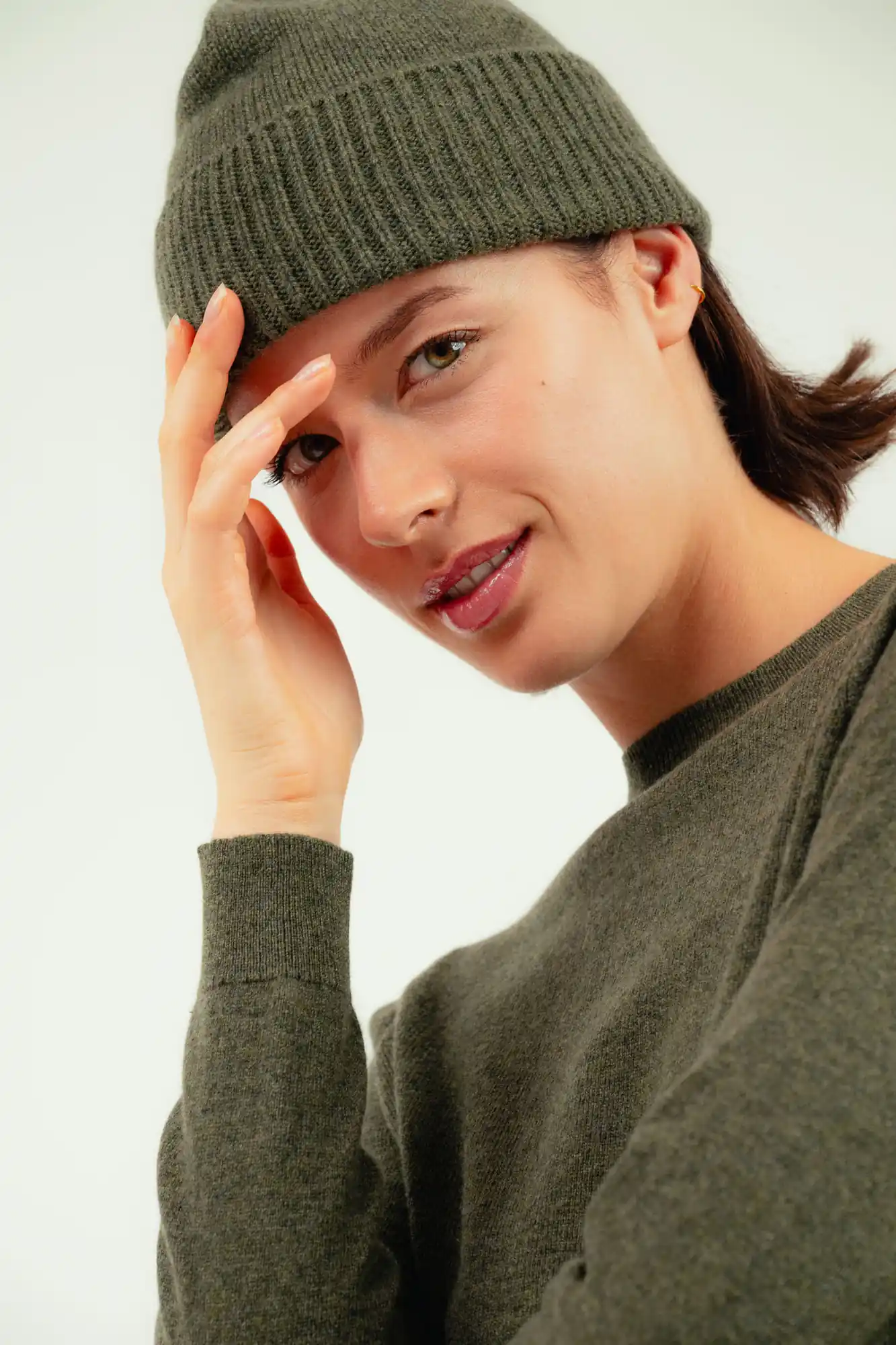 Modella con cappello in cashmere verde Maison Cashmere