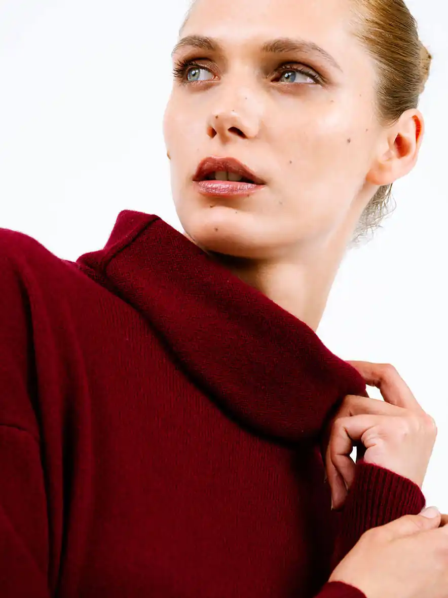 Primissimo piano modella con maglione in cashmere rosso Maison Cashmere