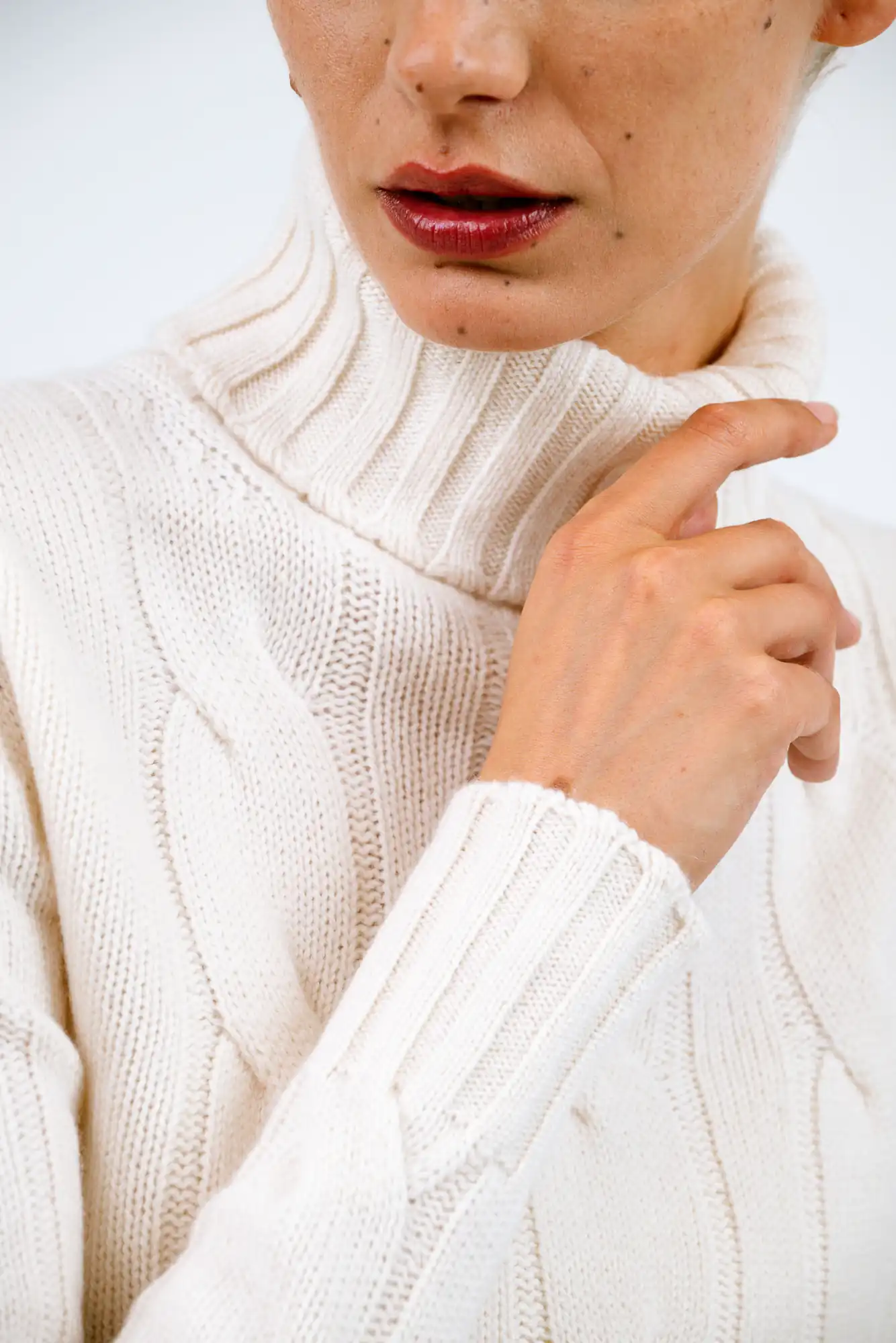 Dettaglio maglione bianco a coste larghe in cashmere
