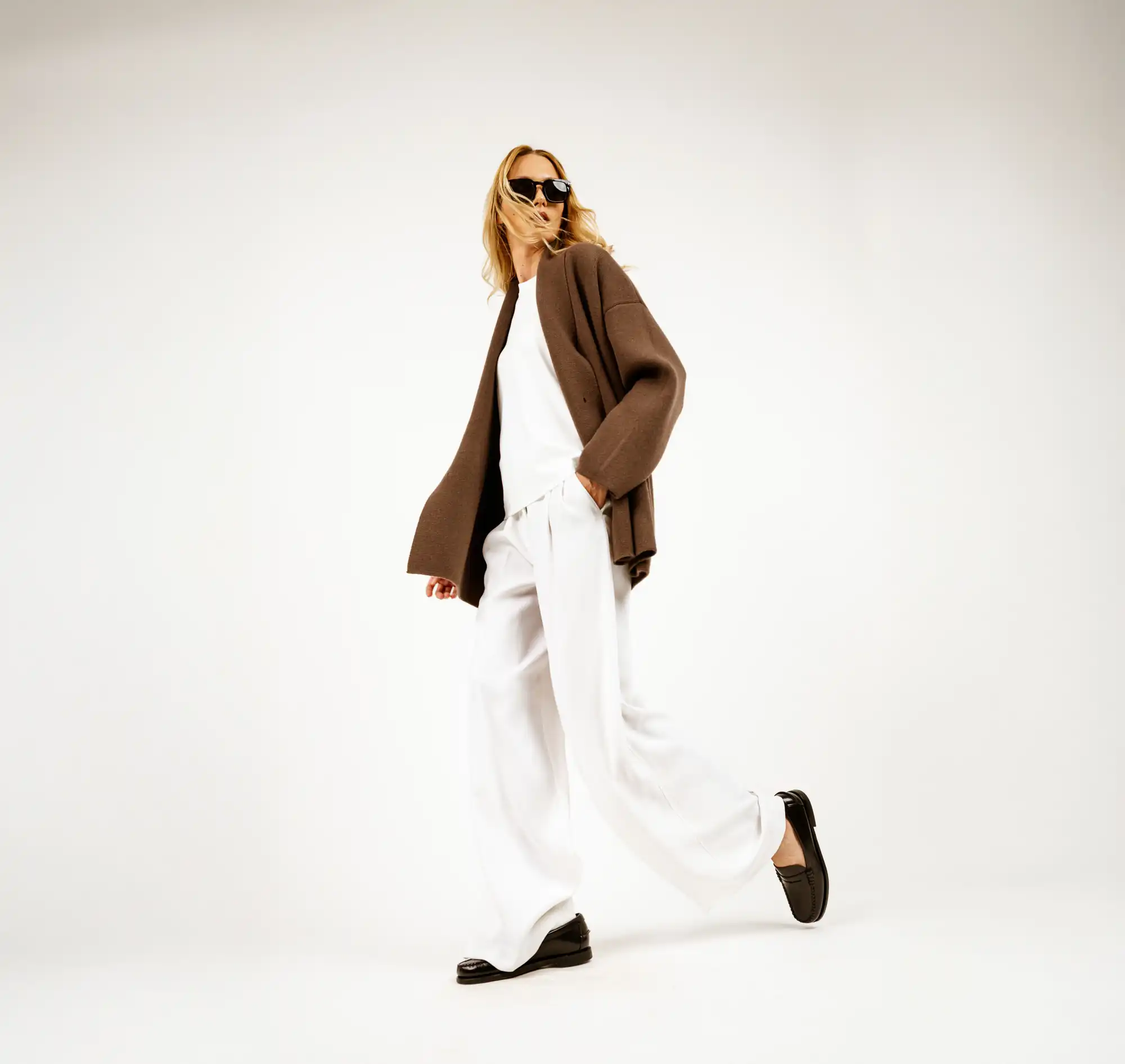 Modella in movimento con full outfit Maison Cashmere bianco e marrone