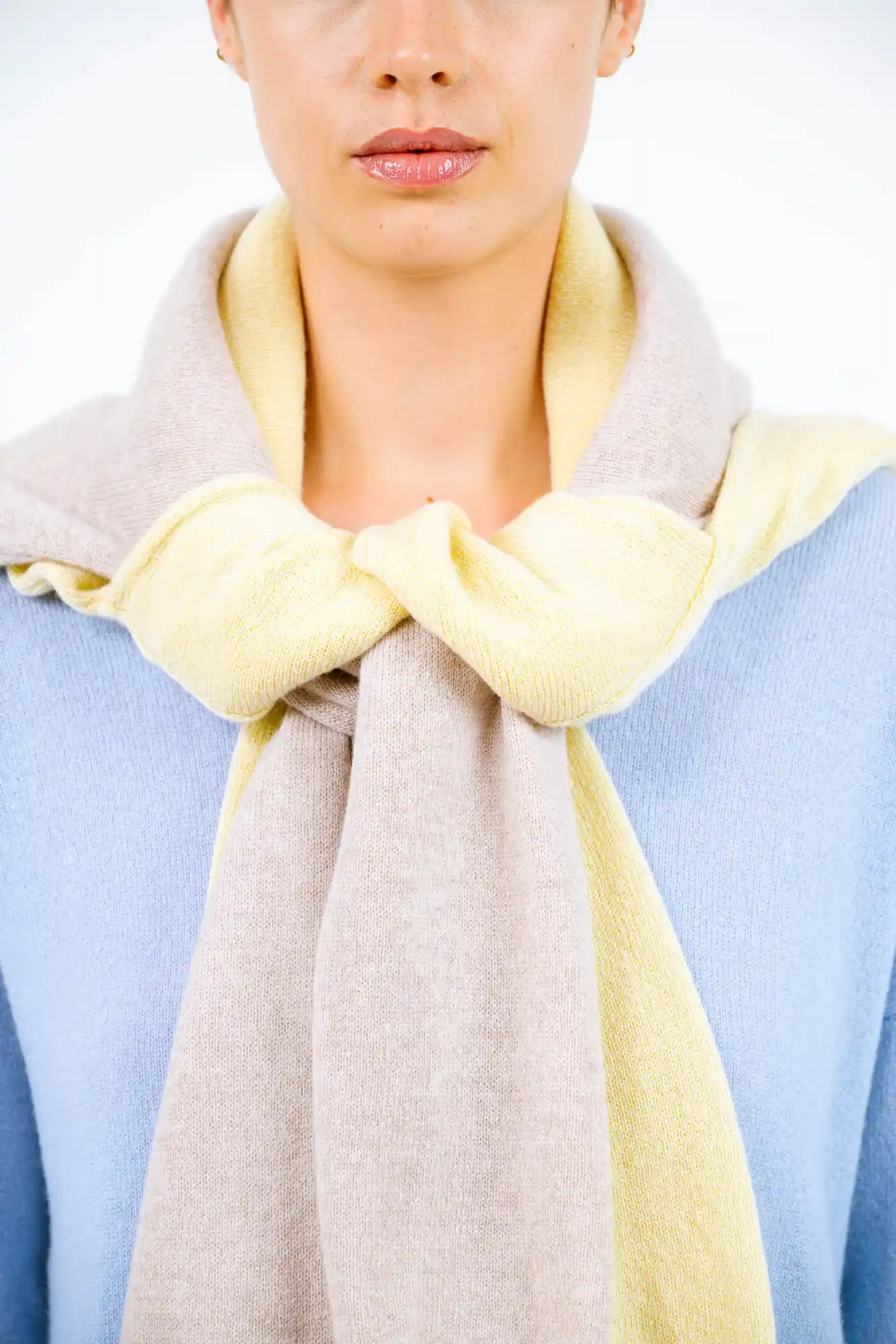 Dettaglio collo modella con doppio maglione in cashmere legato sulle spalle