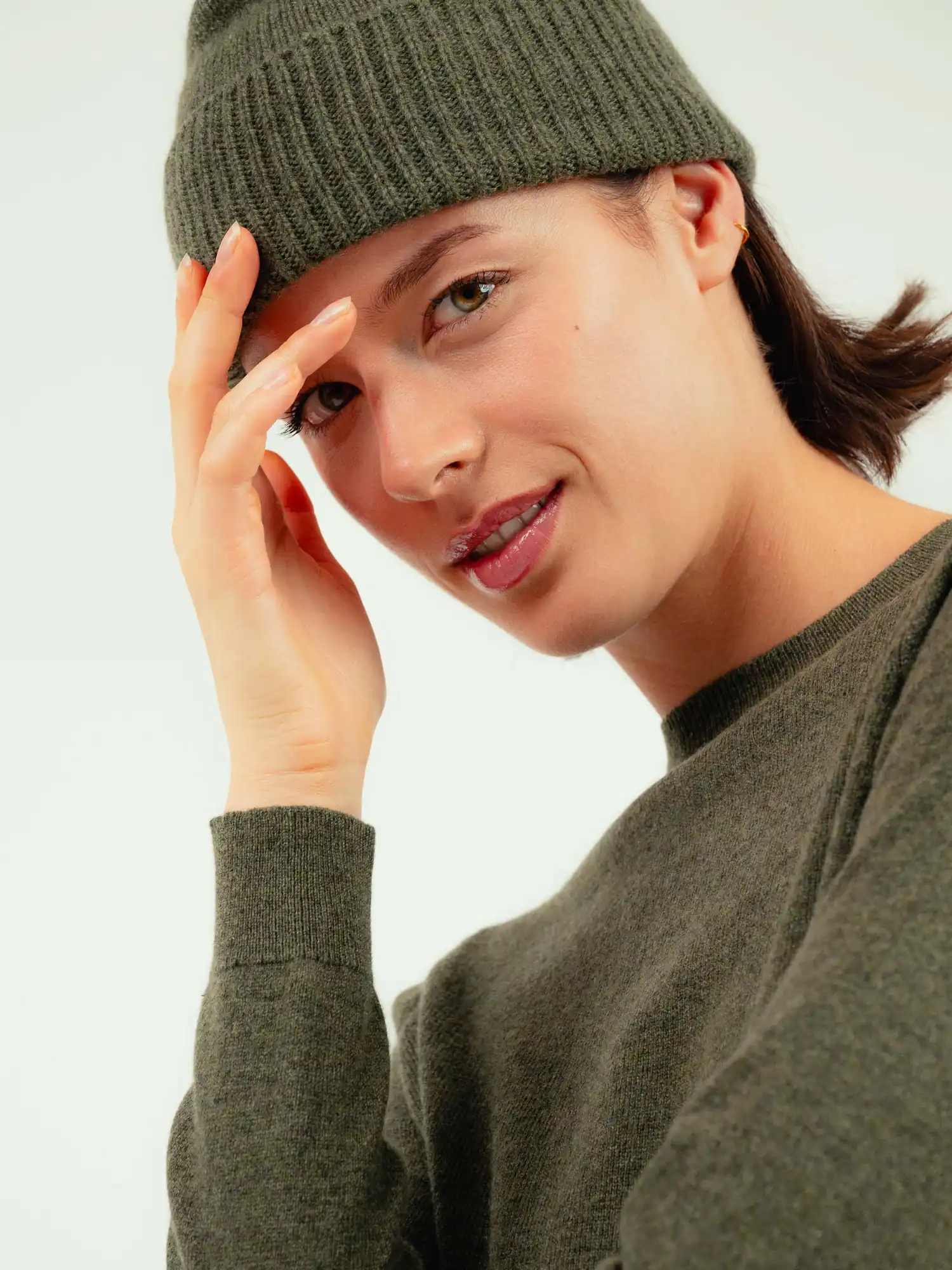 Close up modella con cappello maglione verde