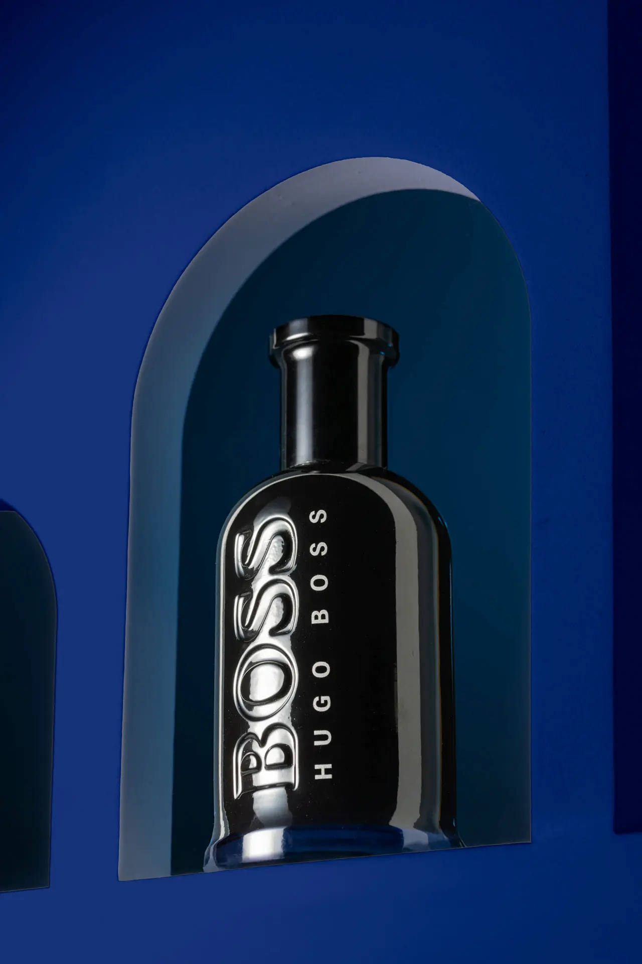 Bottiglia di profumo Boss sfondo blu