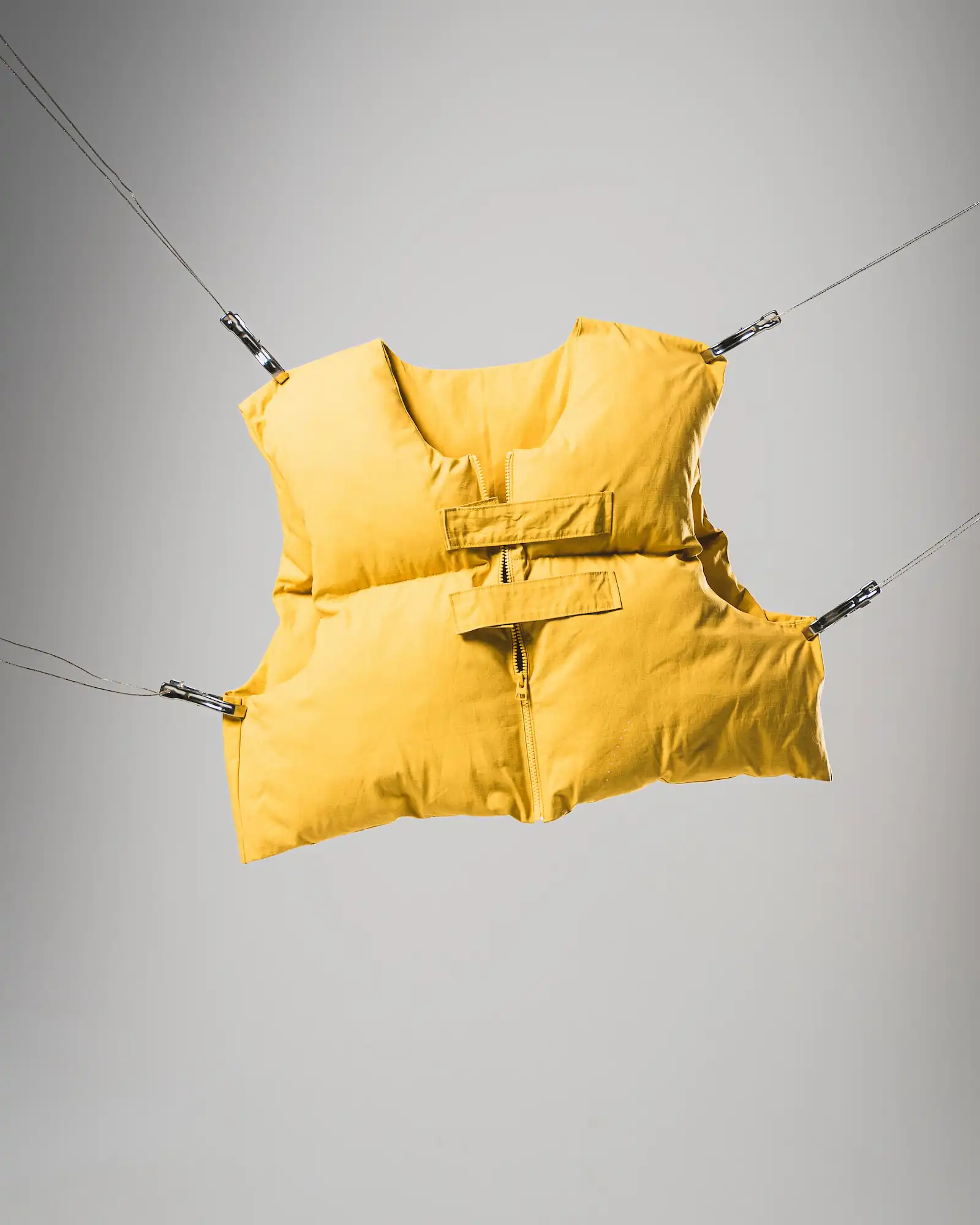 Gilet giallo appeso