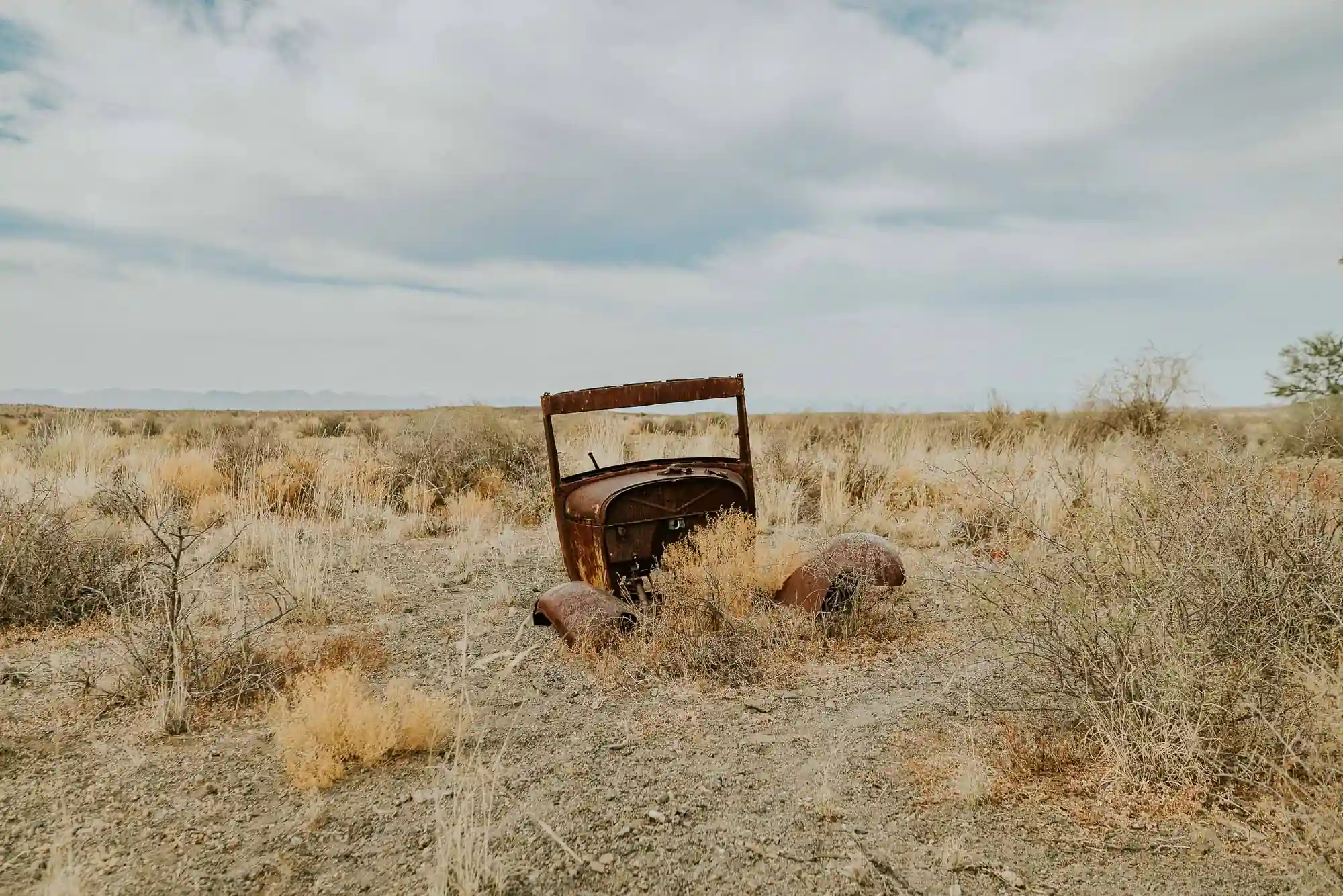 Panoramica del deserto del Karoo con relitto di un'auto