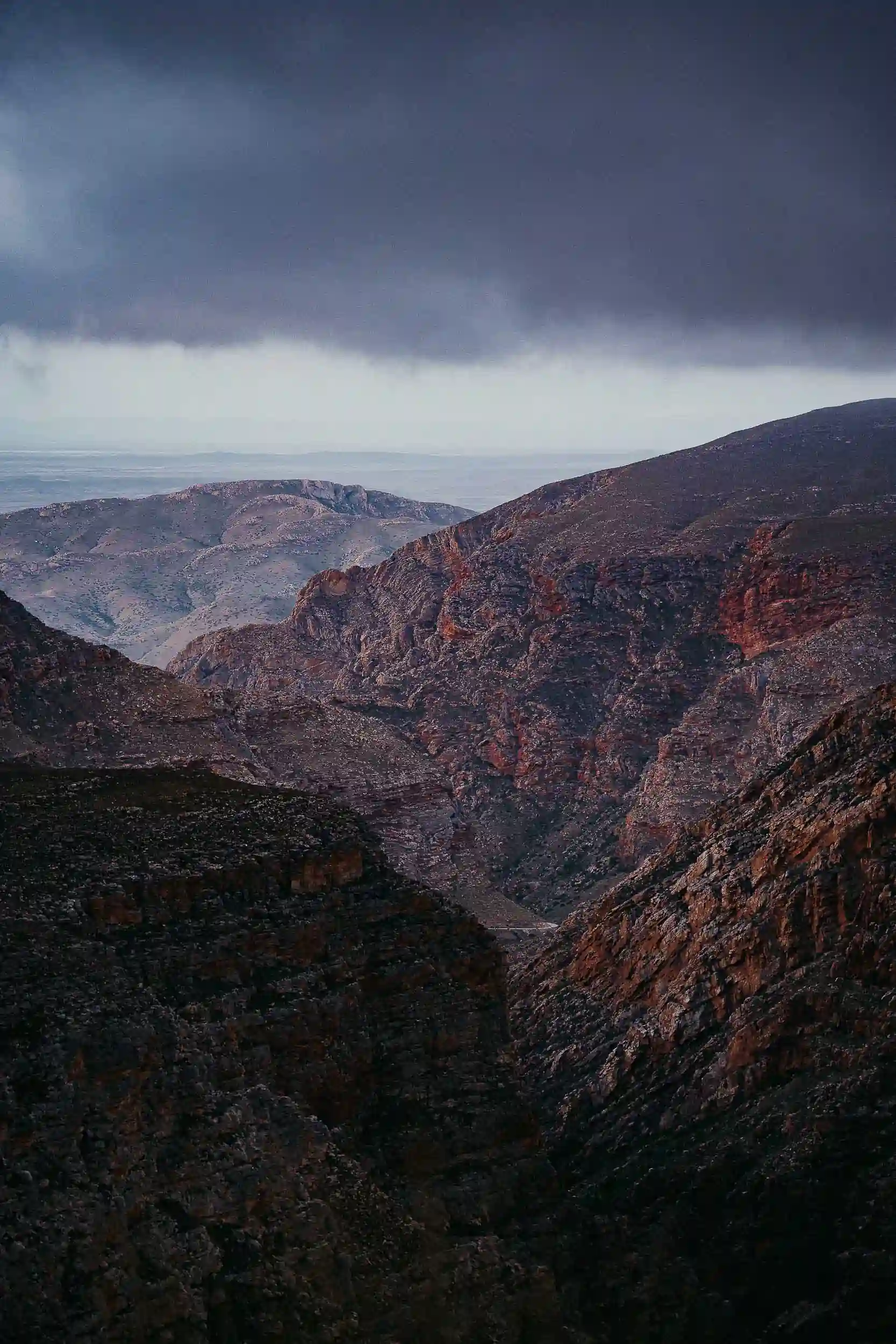 Montagna rossa del Karoo al tramonto con cielo nuvoloso