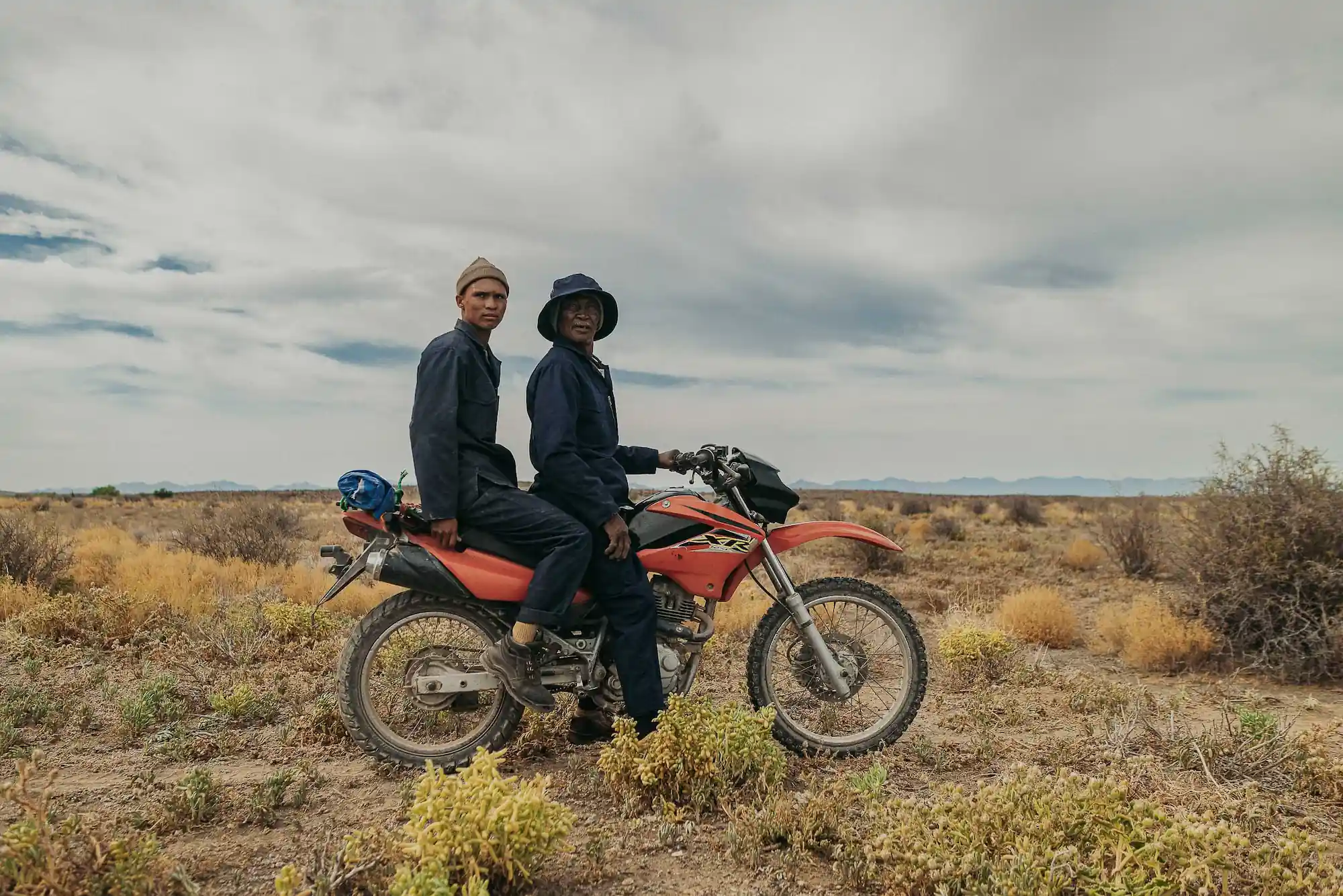 Due pastori in moto nel deserto del Karoo