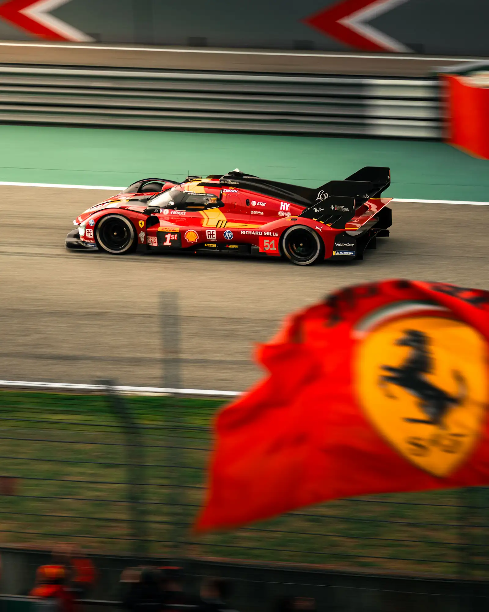 Vettura WEC in pista durante la gara di endurance