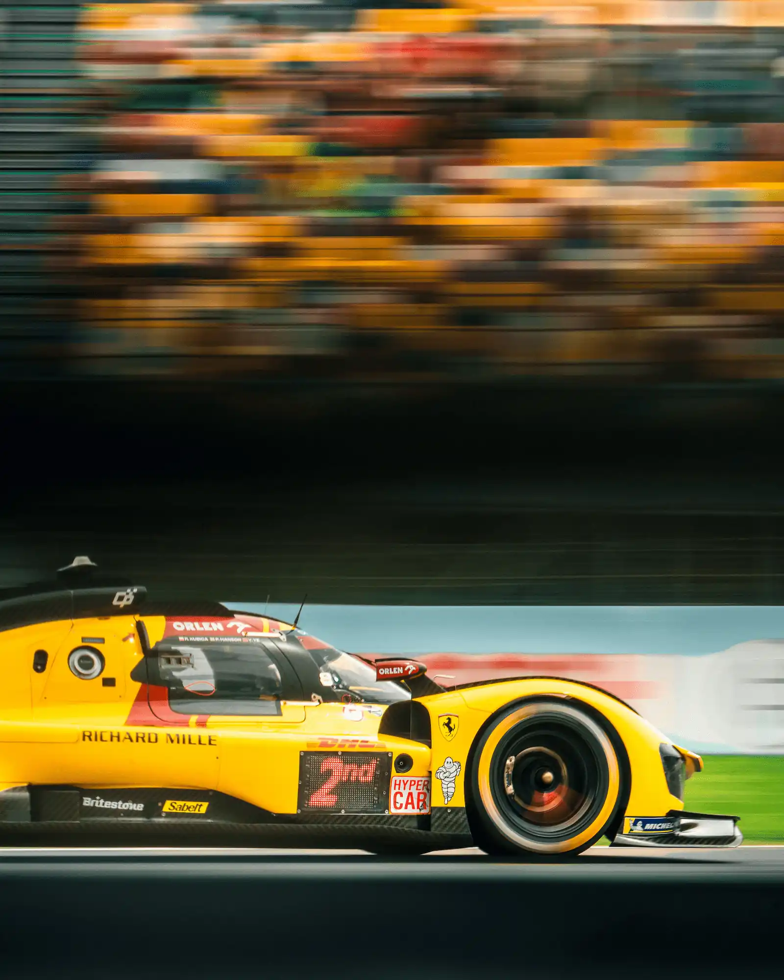 Fotografia pit lane WEC — meccanici al lavoro durante la gara